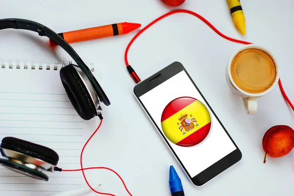 İspanyol bayrağı ve kulaklık ile Smartphone. Ses dersler ile İspanyol öğrenme kavramı