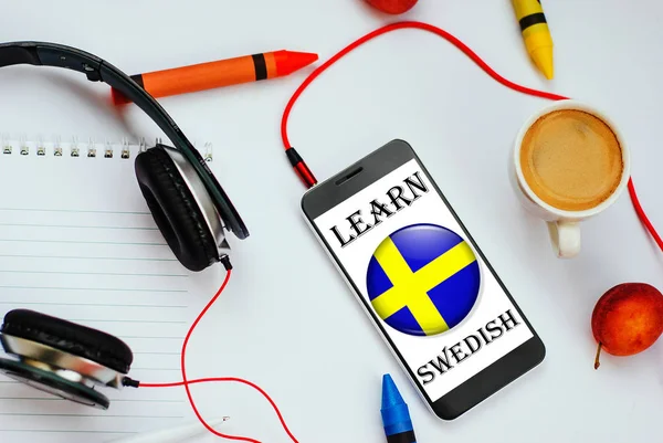 Smartphone Con Bandera Sueca Auriculares Concepto Aprendizaje Sueco Través Cursos — Foto de Stock