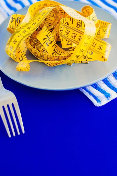 Conceito Dieta Garfo Enrolado Centímetro Deitado Placa — Fotografia de Stock