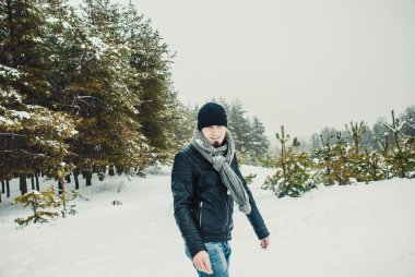 Ormanda bir kartopu atan bir genç adam