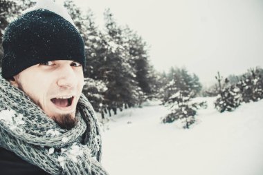 Sakallı genç yakışıklı bir adam portresi.