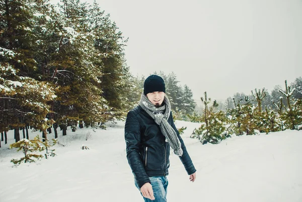 Ormanda bir kartopu atan bir genç adam