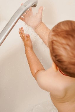gülüyor ve banyo mutlu komik bebek