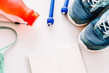 Spor salonu şeyler, beyaz arka plan üzerinde egzersiz planı için boş alan