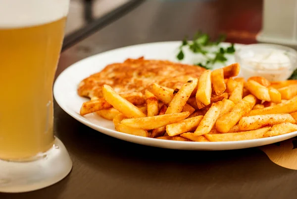 Viyana şnitzel ve patates kızartması.