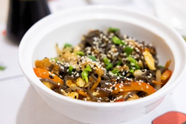 buğday noodle ile tavuk ve sebze Japon tarzı