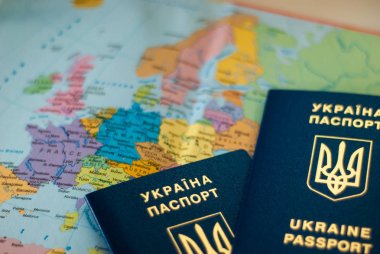Bir harita arka plan üzerinde Ukrayna uluslararası biyometrik pasaport.