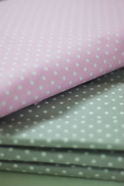 縫製の背景としてピンクとグレーの水玉生地 — ストック写真