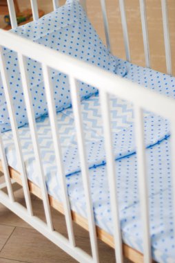 Vintage beyaz ahşap dekore edilmiş boş bebek karyonu