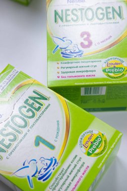 Sievierodonetsk, Ukrayna - 17 Şubat 2018: Bebek maması Nestle Nestogen