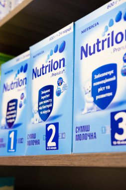 Sievierodonetsk, Ukrayna - 17 Şubat 2018: bebek maması Nutrilon'un tezgah raf mağazası.