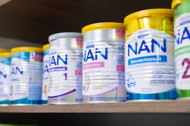 Sievierodonetsk, Ukrayna - 17 Şubat 2018: Bebek maması Nan Nestle'nin tezgah raf mağazası