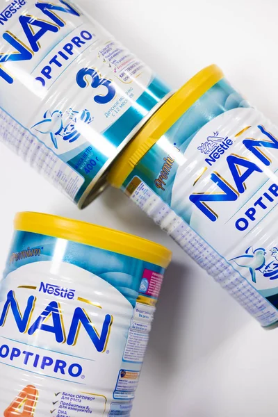 Sievierodonetsk, Ukrayna - 17 Şubat 2018: Bebek maması Nan Nestle'nin tezgah raf mağazası