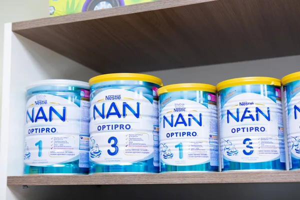 Sievierodonetsk, Ukrayna - 17 Şubat 2018: Bebek maması Nan Nestle'nin tezgah raf mağazası