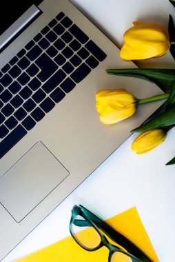 Şık düz dizüstü bilgisayar ile ev ofis masası çalışma alanı yatıyordu. En çok izlenen yaşam tarzı blogu.