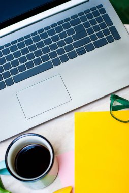 Şık düz dizüstü bilgisayar ile ev ofis masası çalışma alanı yatıyordu. En çok izlenen yaşam tarzı blogu.