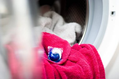 Çamaşır ve deterjan pod lu çamaşır makinesi