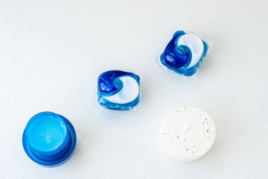 Çamaşır deterjanı, yıkama dozunda toz, sıvı jel ve pod çeşitleri