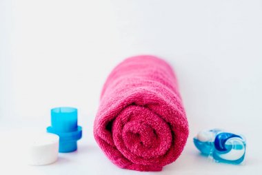 Yıkama deterjanı kapsül bakla ve pembe havlu