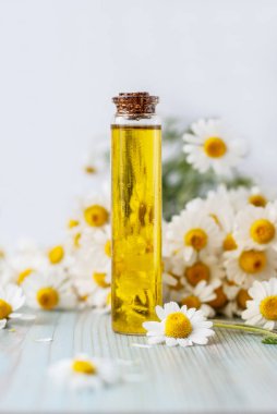 temel aroma yağı papatya tahta arka plan ile. seçici odak.