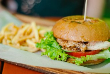 patates kızartması ile ev yapımı tavuk burger