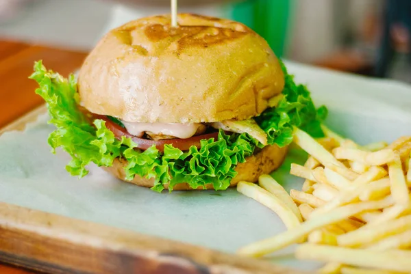 フライドポテトの自家製チキンバーガー — ストック写真