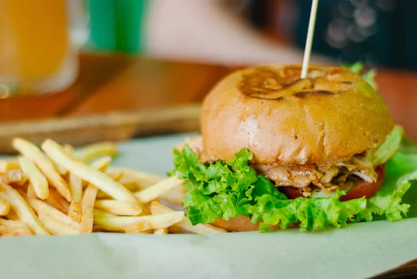 Hamburger de poulet fait maison avec frites — Photo