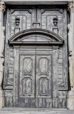 Büyük bir Antik Ortaçağ gri ahşap kapı.