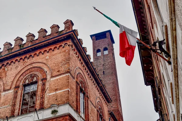 Detalle Edificio Medieval Almenado Con Bandera Italiana Cremona Italia Efecto — Foto de Stock