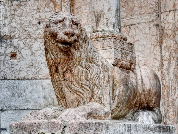 Une Ancienne Statue Marbre Blanc Monstre Semblable Lion Avec Fond — Photo