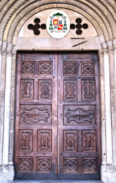 Antiga Porta Madeira Catedral Alba Itália — Fotografia de Stock