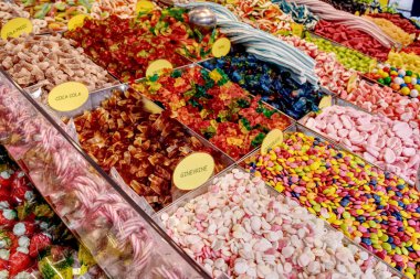 Birçok renkli şeker ve şeker bir stand içinde açık bir pazar. HDR etkisi.