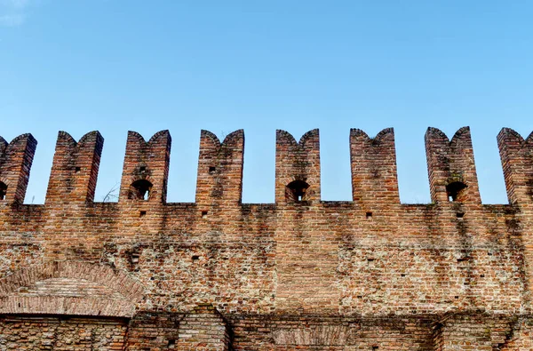 ファルネーゼ宮殿 ヴィスコンテアの城塞やイタリア ピアチェンツァの要塞の銃眼付き壁 Hdr の効果 — ストック写真