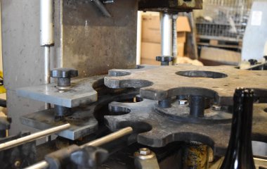 Şarap şişelemek için metal makineler.