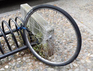 Bisiklet garip bir hırsızlık: hırsız kiralama raf için bağlı tekerlek bırakır.