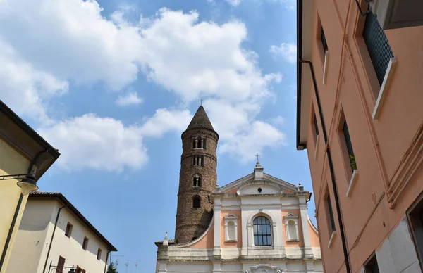 Una Iglesia Con Una Antigua Torre Ravenna Italia — Foto de Stock