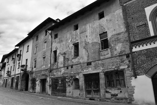 Fasada Bardzo Stary Zniszczony Opuszczony Budynek Pinerolo Włochy Czarno Białe — Zdjęcie stockowe