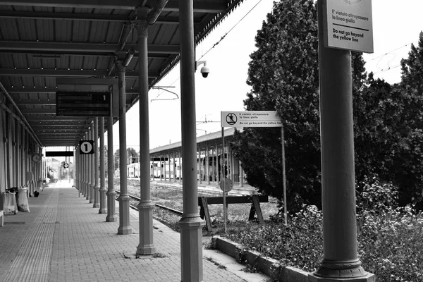 Una Pequeña Estación Tren Italia Blanco Negro —  Fotos de Stock