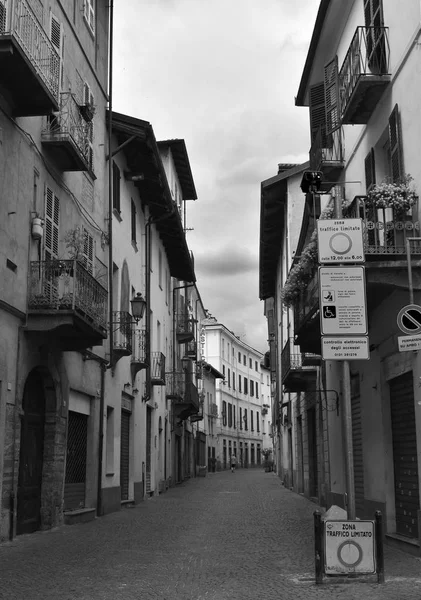 Ulica Fpinerolo Centrum Miasta Włoszech Sygnałem Zabronione Samochody Tylko Dla — Zdjęcie stockowe