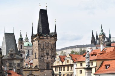 İki kule ile Saint Vitus Katedrali ve Aziz Nikolaos Kilisesi içinde belgili tanımlık geçmiş Prag Charles Bridge yakınındaki.