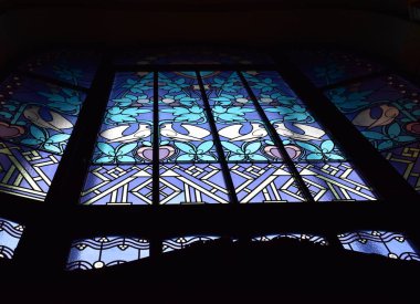 Belediye Binası Prag, Çek Cumhuriyeti için Art Nouveau tarzında dekore edilmiş mavi cam pencere.