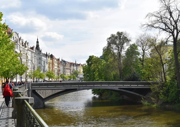Mały Mostek Rzece Kolorowych Budynków Centrum Pragi Republice Czeskiej — Zdjęcie stockowe