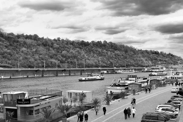 Barcos Barcos Turistas Orilla Del Río Moldava Día Soleado Praga — Foto de Stock