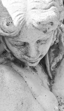 Utangaç ifade ile genç bir kadının heykeli 