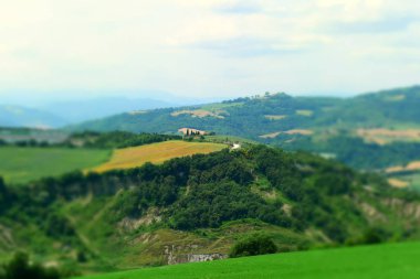 Valmarecchia peyzaj, İtalya. Uygulanan tilt-shift efekti.