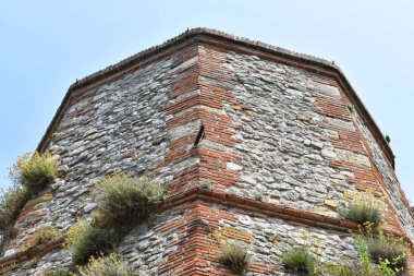 Kırmızı tuğla ve gri taş ile yapılan bir çok eski kule