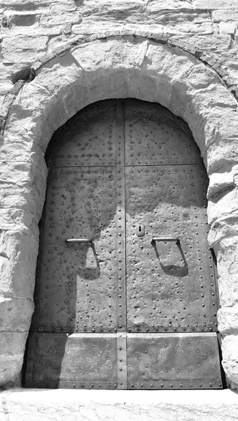 Una Vecchia Porta Metallo Muro Pietra — Foto Stock