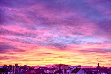 Mor, pembe, altın ve sarı ışıklar nedeniyle, gündoğumu, garip ve sıradışı doğa kirliliği Turin, İtalya için olabilir.
