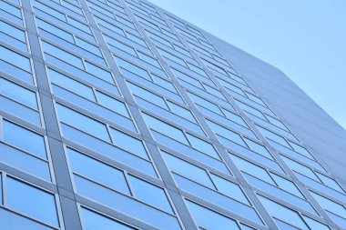 Gök mavi bir gökdelen