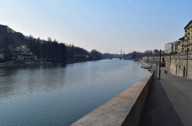 İtalya, Torino 'da Po ve Murazzi nehri.